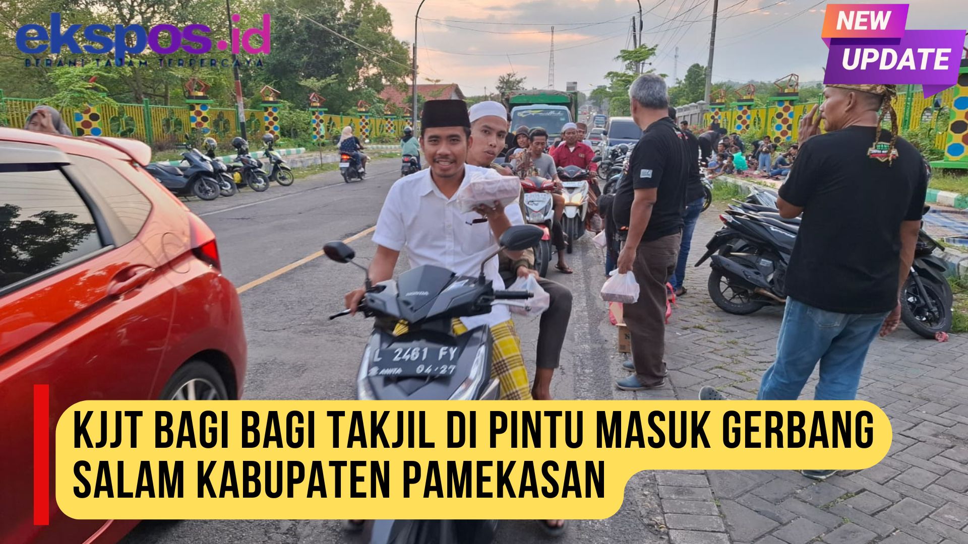 KJJT Bagi bagi Takjil di Pintu Masuk Gerbang Salam Kabupaten Pamekasan