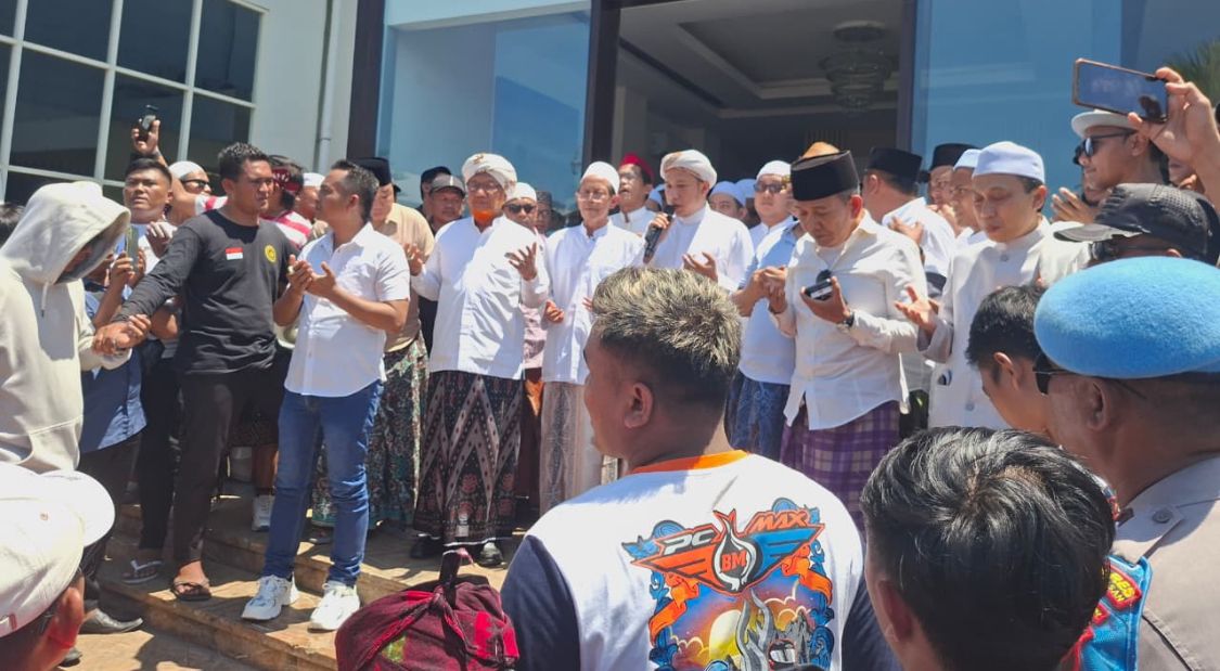 Ribuan Ulama dan Masyrakat Petani Doa Bersama di Gudang Milik Haji Her
