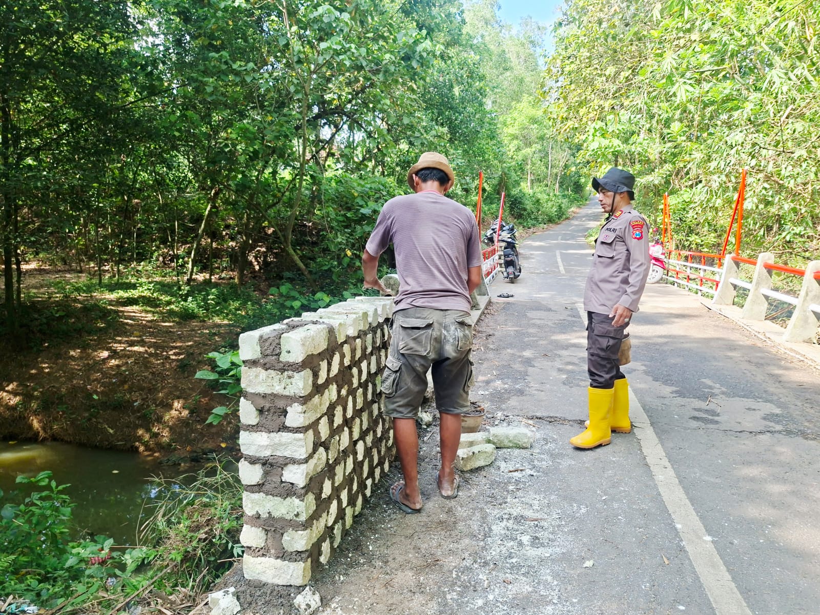 Kasat Binmas Polres Pamekasan Terjun Langsung Gotong Royong Bangun Jembatan Penghubung Desa