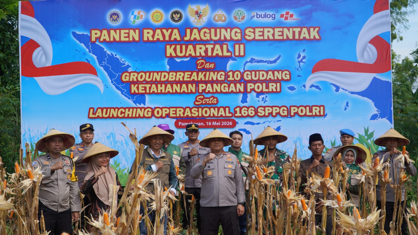 Kapolres Pamekasan Pimpin Panen Jagung Serentak di Palengaan