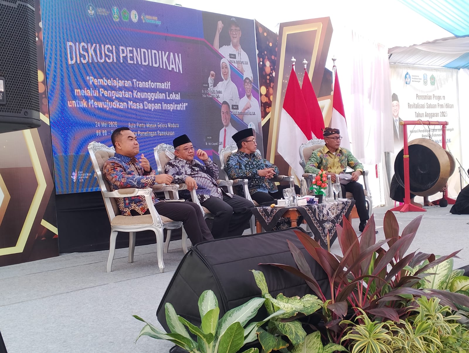 Ribuan Siswa Padati Stadion Gelora Ratu Pamelingan, Hardiknas Jatim 2026 di Pamekasan Pecahkan MURI Pendidikan