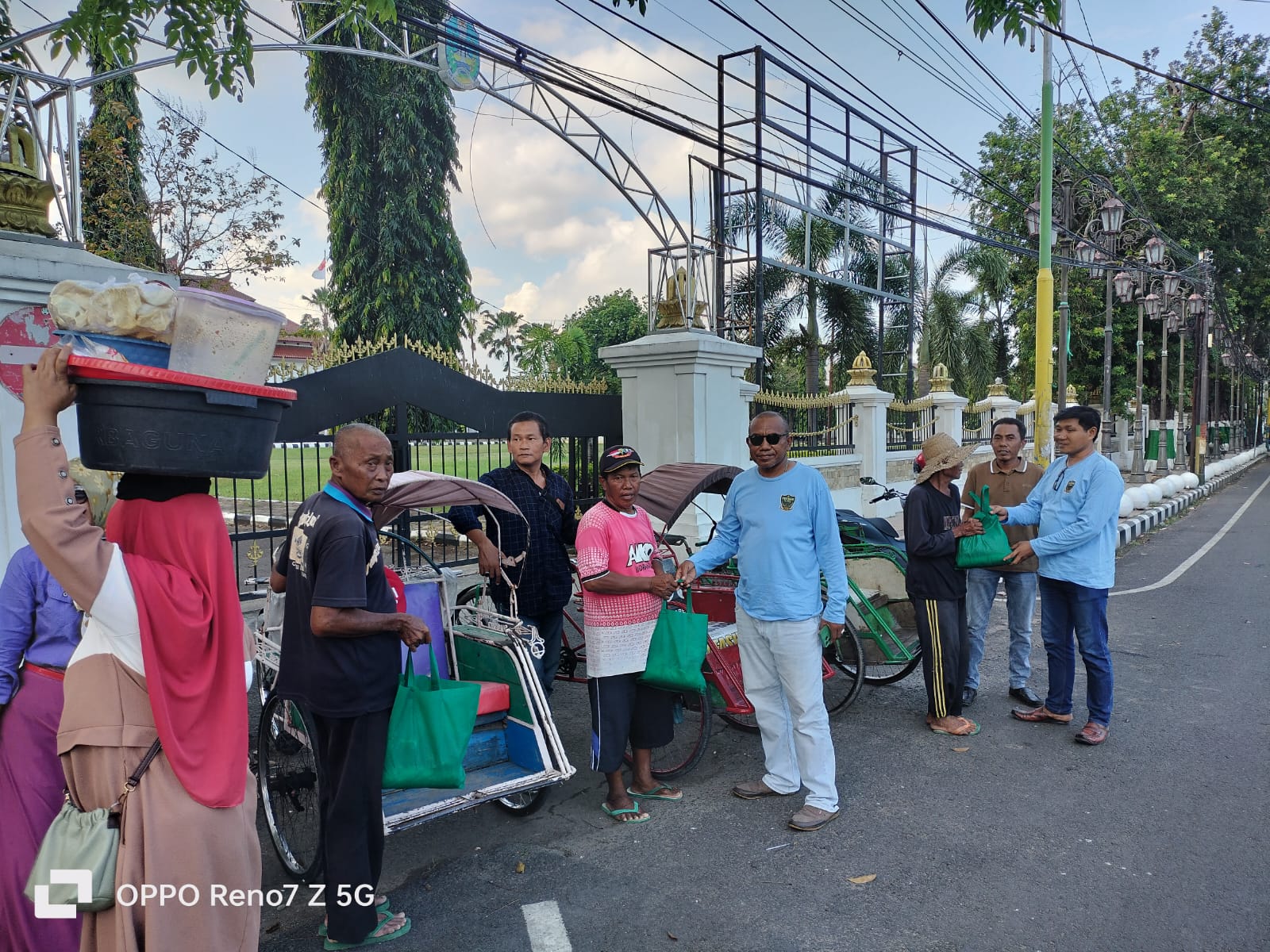 KJJT Pamekasan Berikan Sembako Pada Tukang Becak dan Kaum Dhuafa