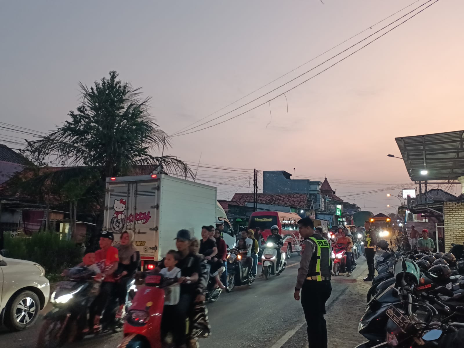 Jaga Tradisi ‘Per-Peran’ Warga Pesisir Tetap Kondusif, Polres Pamekasan Terjunkan Personel Amankan Jalur