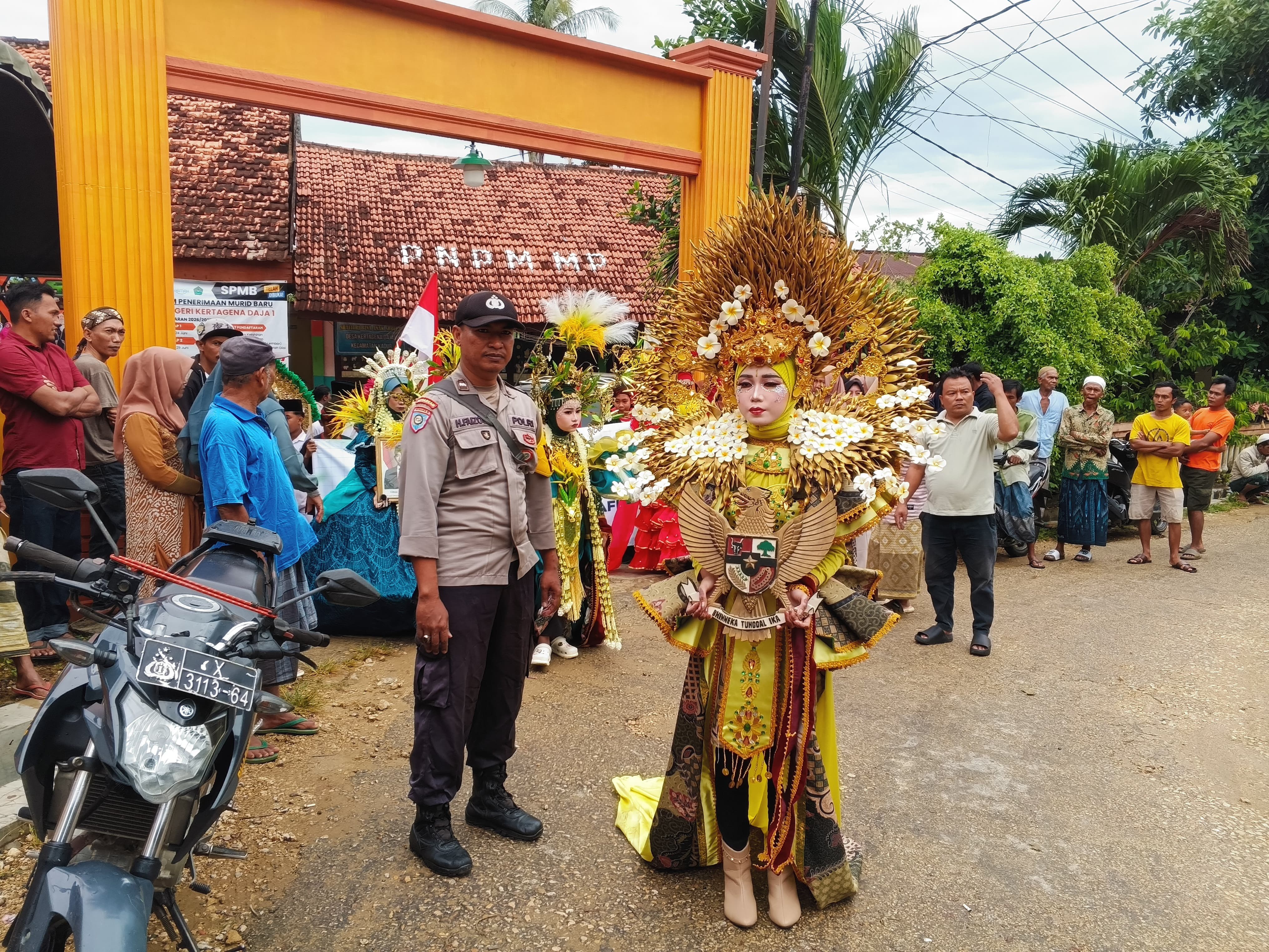 Sambut Haflah dan Kelulusan Siswa, Dua Karnaval Meriah Berlangsung Aman di Kecamatan Kadur