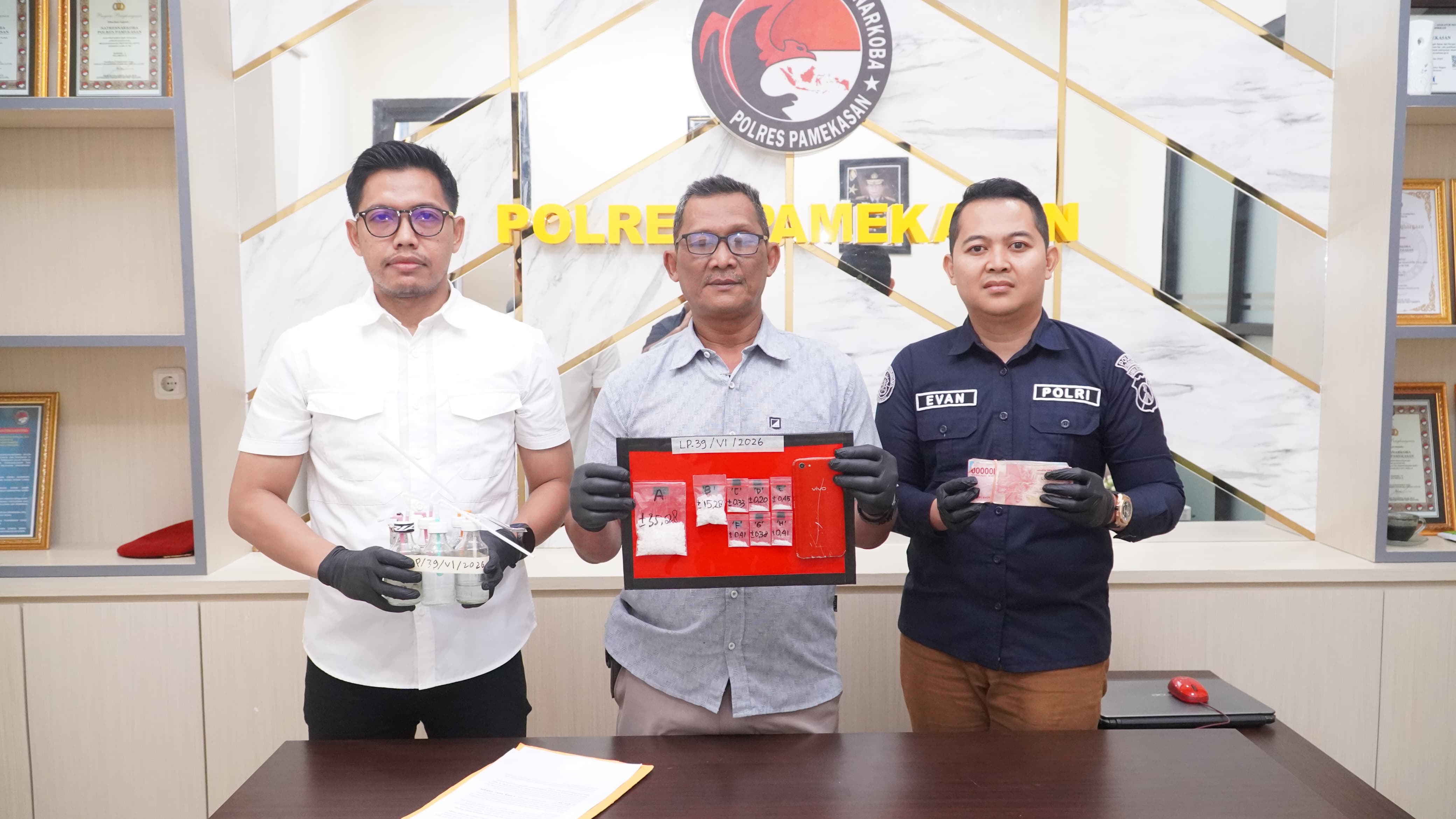 Polres Pamekasan Berhasil Gulung Jaringan Narkoba di Proppo, 3 Tersangka dan 54,44 Gran Sabu