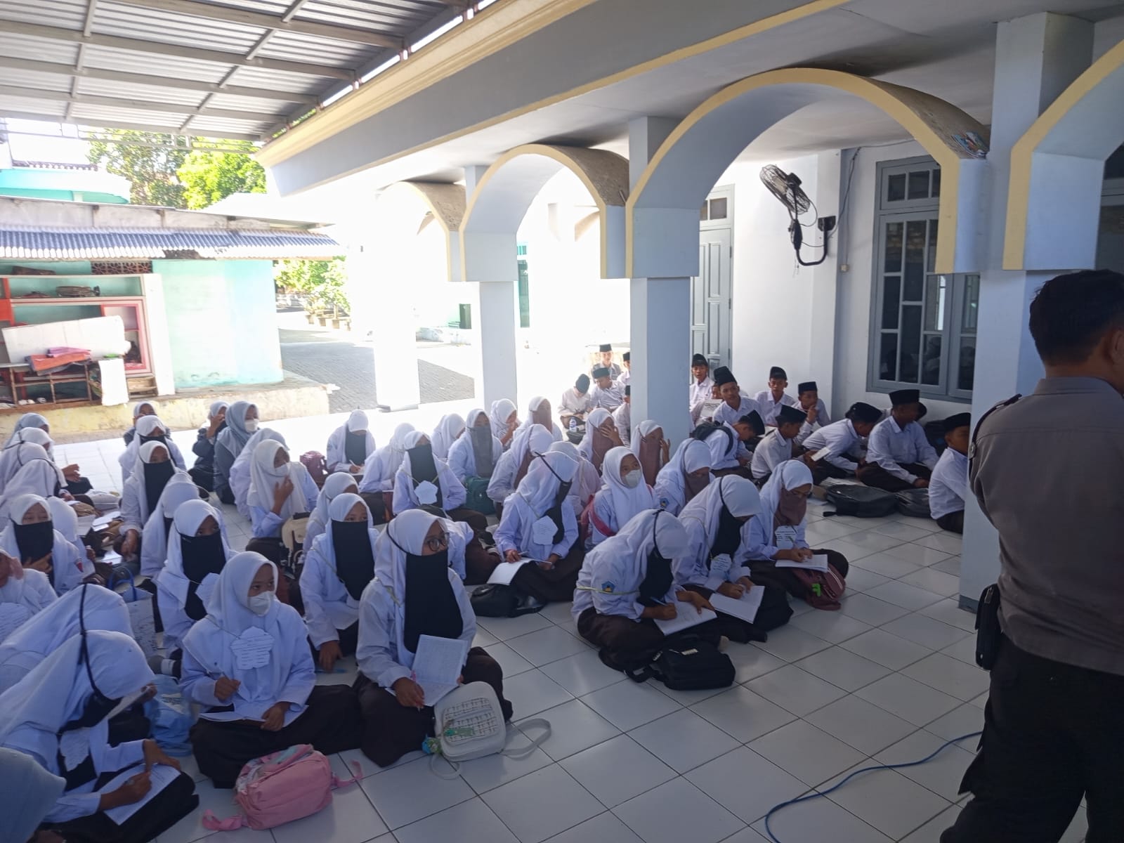 Polsek Larangan Berikan Penyuluhan Bahaya Narkoba dan Bullying Saat MPLS di PP Nurul Hikmah