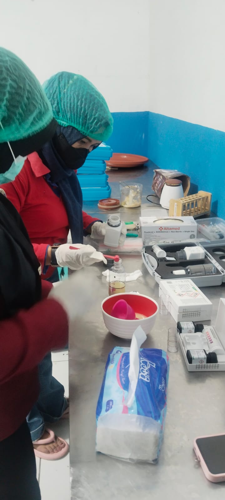 Si Dokkes Polres Pamekasan Lakukan Uji ‘Food Safety’ di Satuan Pelayanan Pemenuhan Gizi