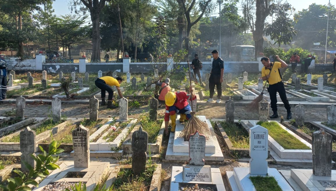 Jelang HUT ke-81 RI: Polresta Malang Kota Bersama TNI-DLH Karya Bhakti di TMP Suropati, Wujud Penghormatan kepada Pahlawan