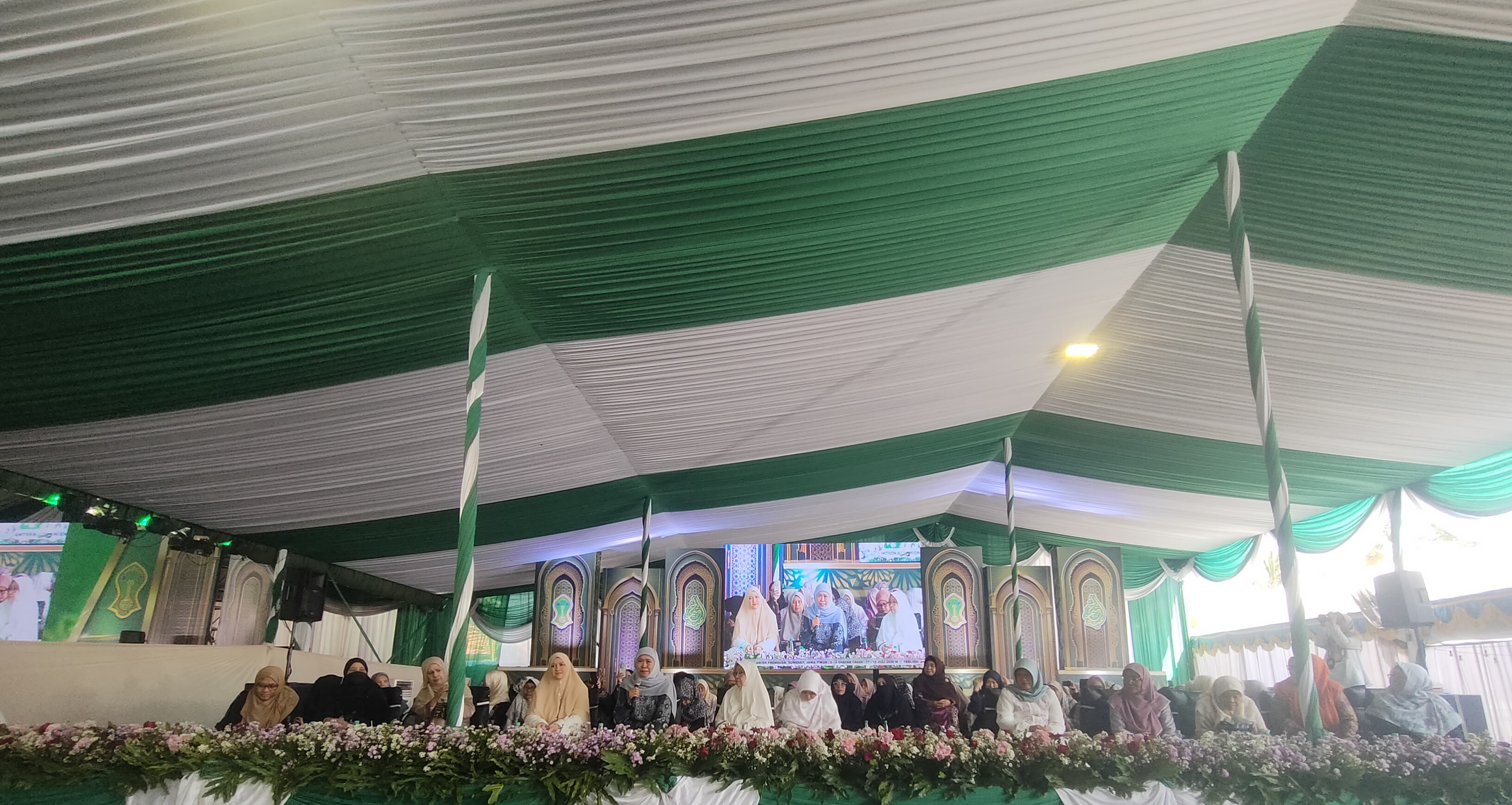 Khofifah Hadiri Puncak Idul Khotmi Nasional ke-234 di Al-Amien Prenduan, Dorong Silaturahmi Internasional Tarekat Tijaniyah Terus Dilestarikan
