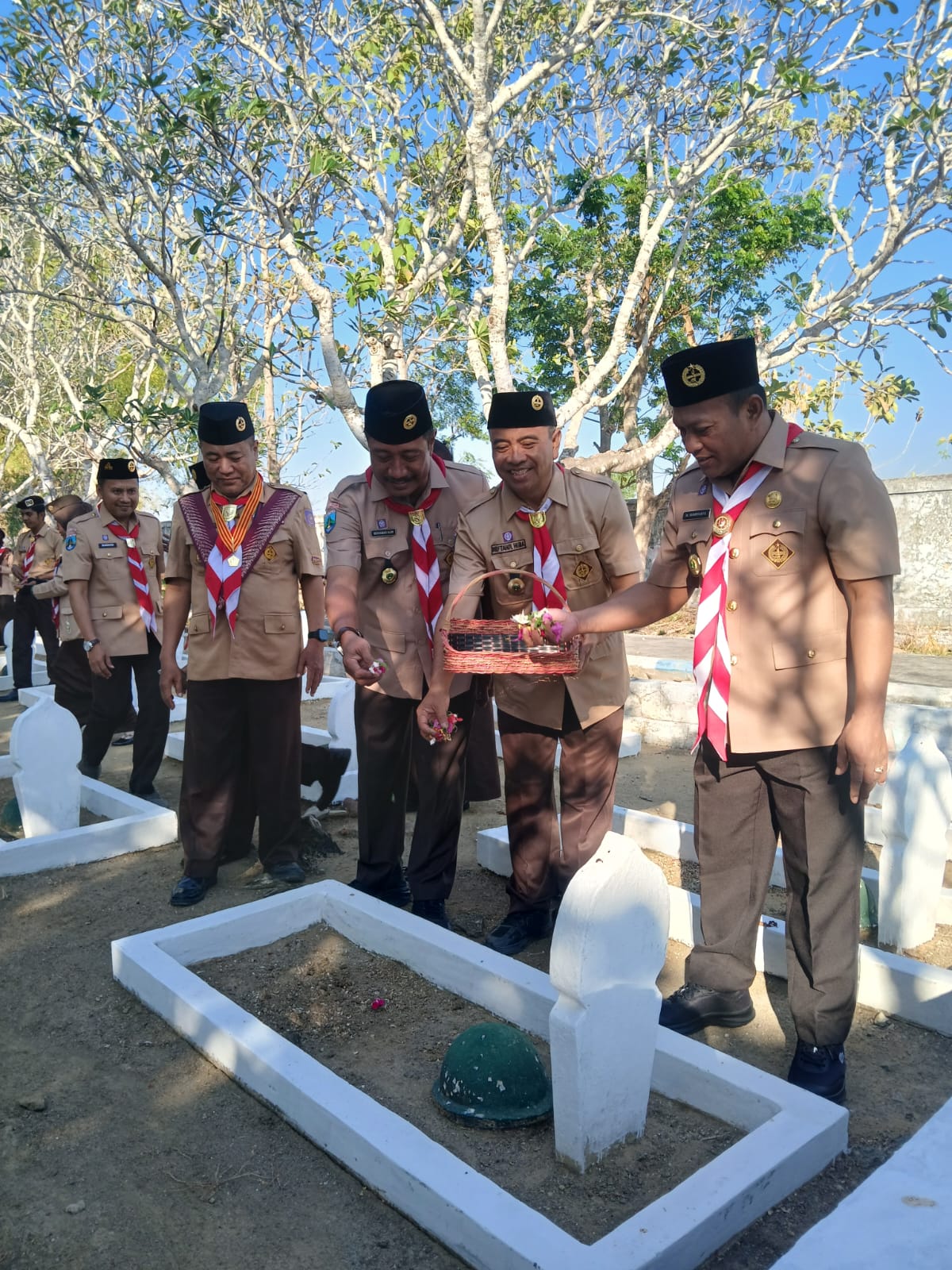 Kwarda Jawa Timur Gelar Tabur Bunga di TMP Pamekasan, Peringati HUT Pramuka ke-86